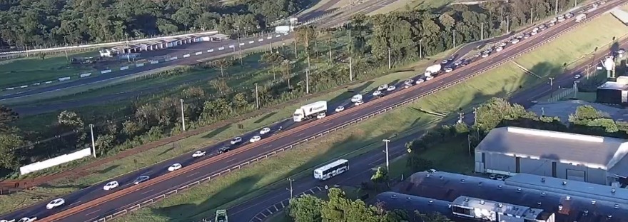 Show Rural: Fluxo intenso de veículos na BR-277, sentido Parque Tecnológico