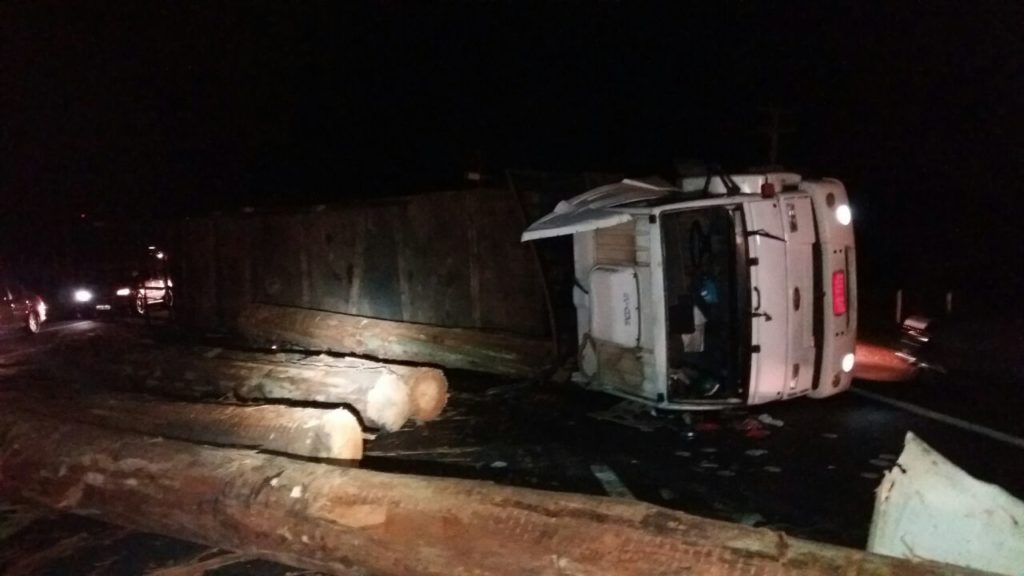 PRF atende tombamento de caminhão na Av. Souza Naves em Ponta Grossa