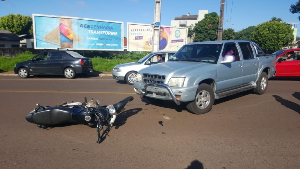 Motociclista colide contra S-10 em cruzamento, no Bairro São Cristóvão