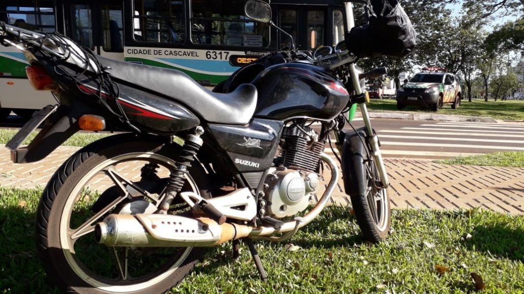 Queda de moto é registrada na Avenida Tancredo Neves, esquina com a Rua Vitória