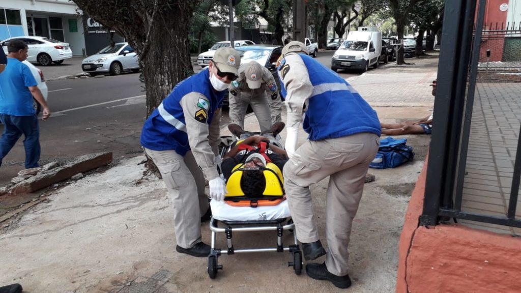 Homem é agredido com pedrada na cabeça, na Rua Paraná