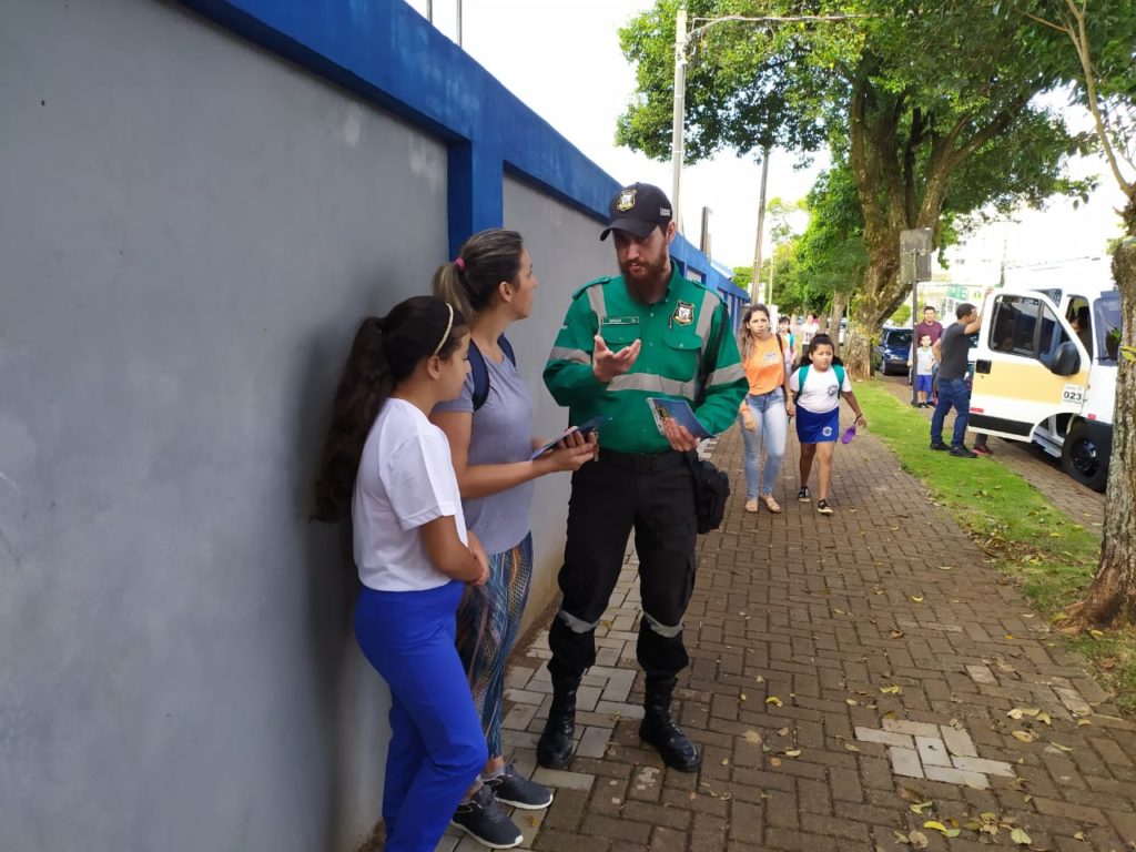 Agentes de trânsito orientam população na volta às aulas