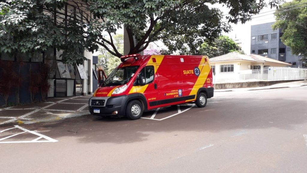 Motociclista é socorrido pelo Siate após sofrer acidente, no Centro