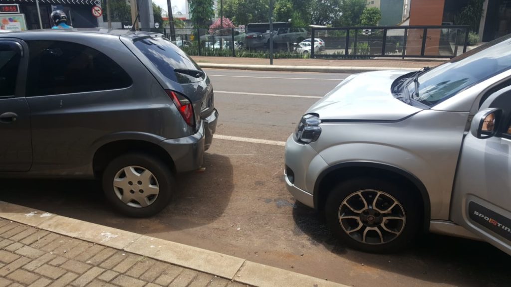 Colisão traseira é registrada na Rua Paraná, no centro