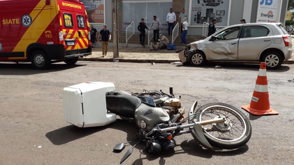 Etios e moto batem em cruzamento no Bairro Neva