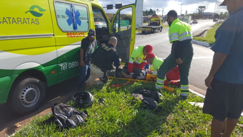Motociclista fica ferido em grave colisão no Trevo Cataratas