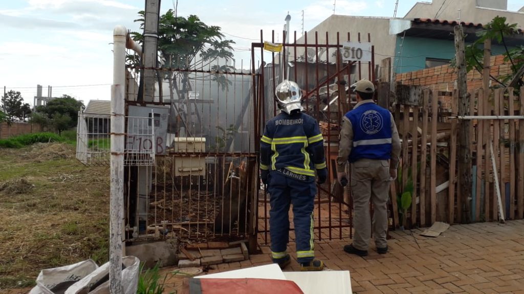 Moradora impede a entrada de Bombeiros em imóvel; equipe foi chamada para combate a incêndio em entulhos
