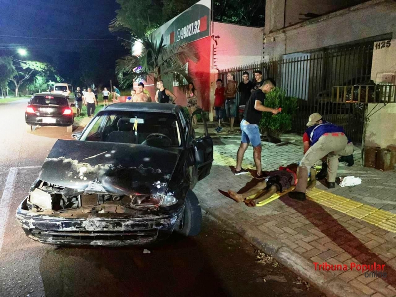 Homem se fere após carro atingir muro, em Foz do Iguaçu