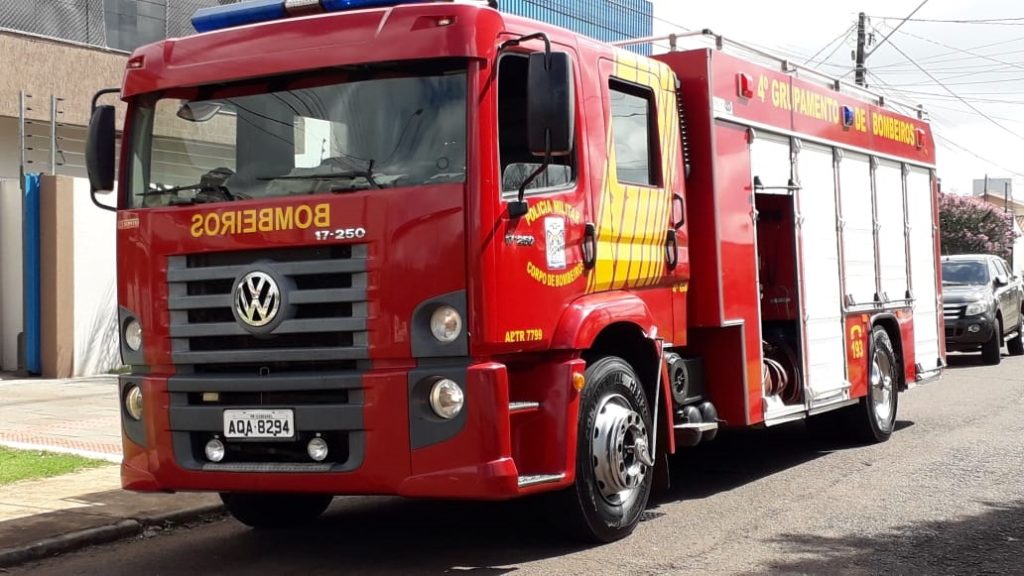 Bombeiros são mobilizados para combater incêndio em veículo no Bairro Pioneiros Catarinenses