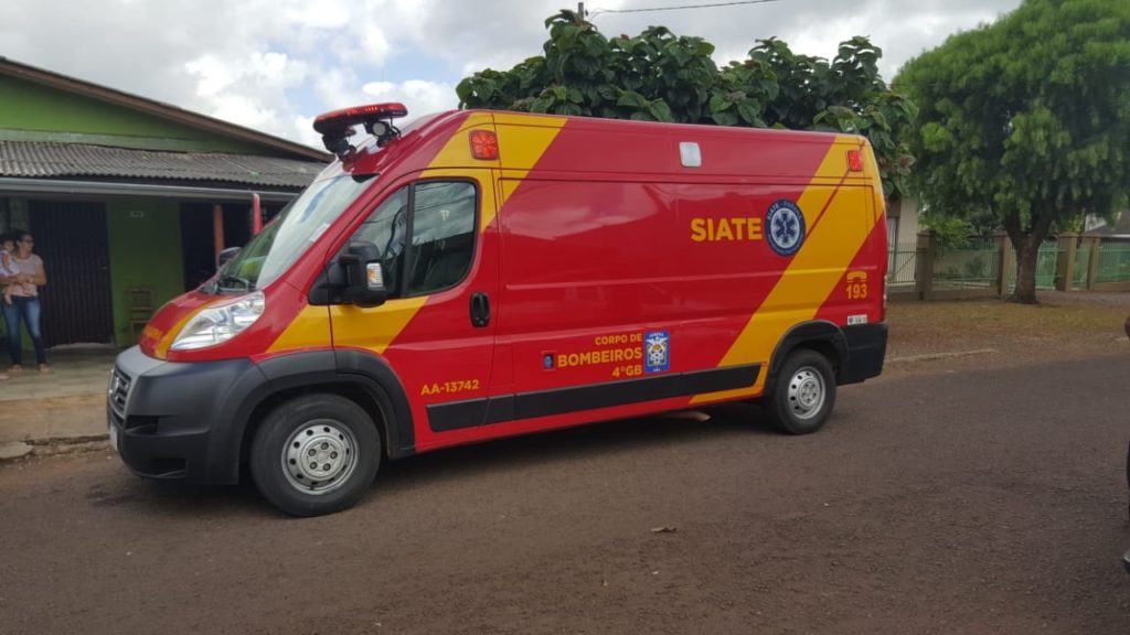 Homem de 53 anos é socorrido após sofrer queda, no Bairro Santa Felicidade