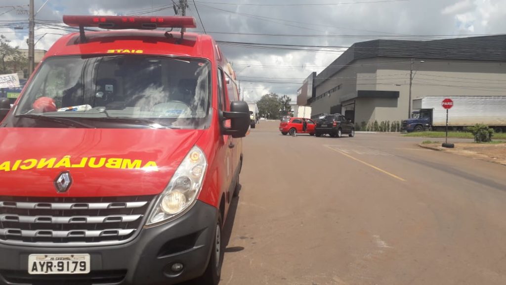 Carros batem na Avenida Assunção, em Cascavel