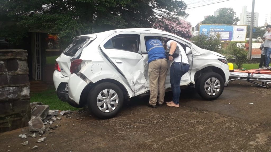 Forte batida entre C3 e Onix é registrada na Rua Salgado Filho