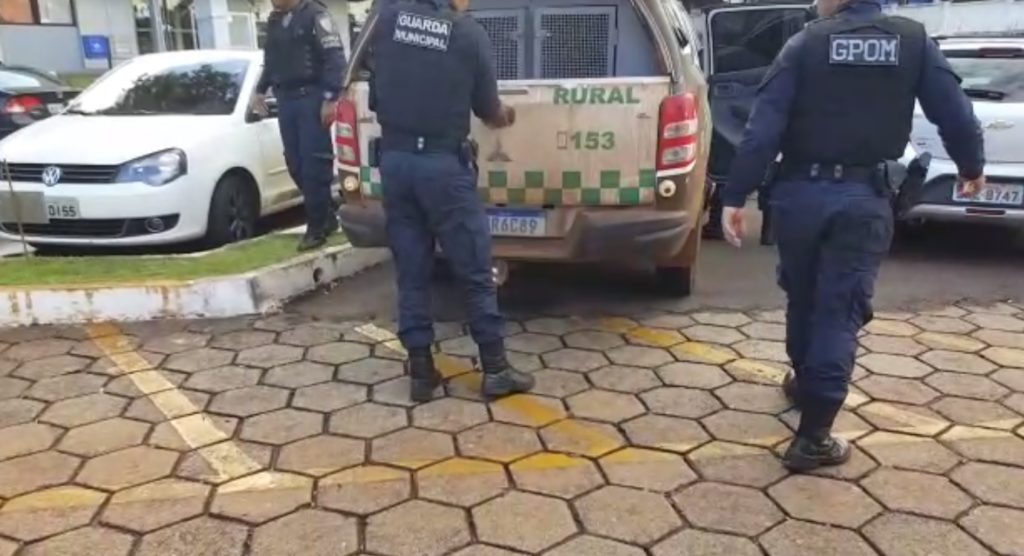 Vendendo bilhetes supostamente premiados, homem é detido pela GM