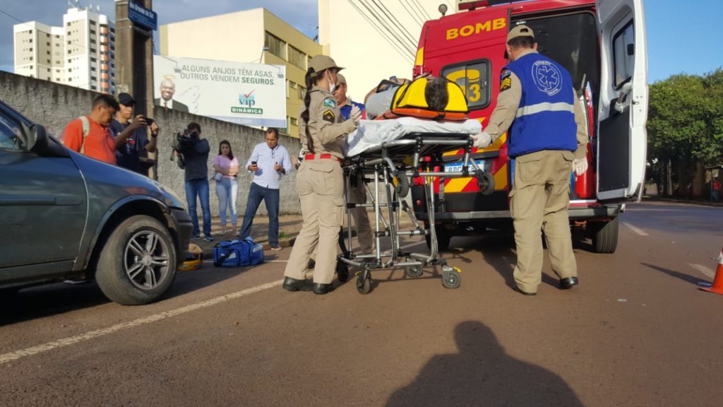 Siate atende motociclista ferido em acidente no Centro; carro atingiu muro após impacto com a moto