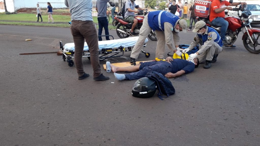 Motociclista fica ferido em forte batida contra Celta na Avenida Piquiri