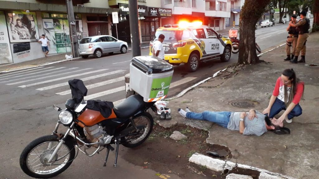 Condutor de moto fica ferido em colisão contra viatura da PM no Centro; Siate foi acionado