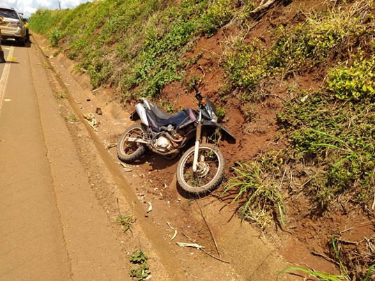 Homem de 55 anos morre ao bater moto contra caminhão e caminhonete na PR-475, em Verê Imagem referente a Homem de 55 anos morre ao bater moto contra caminhão e caminhonete na PR-475, em Verê