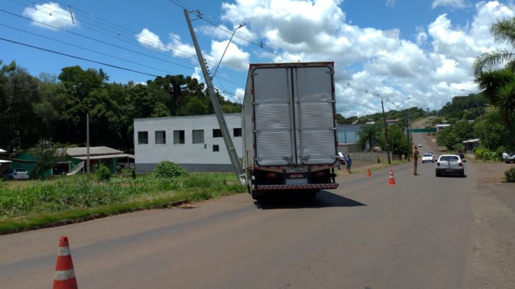 Caminhão desgovernado atinge poste da rede elétrica em Chopinzinho