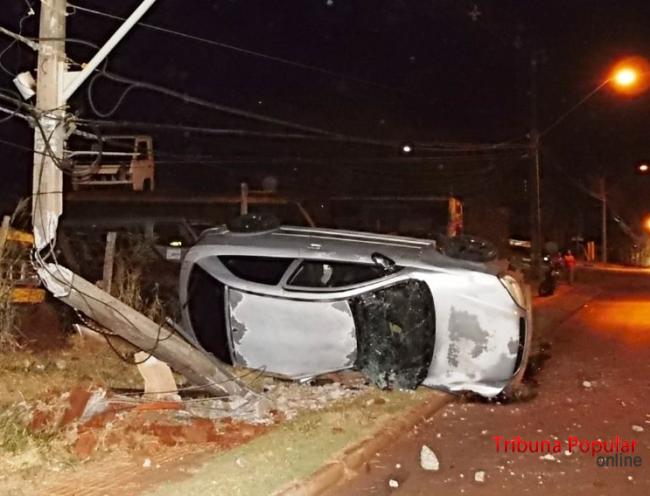 Homem é detido por embriaguez ao volante após carro bater em poste e tombar