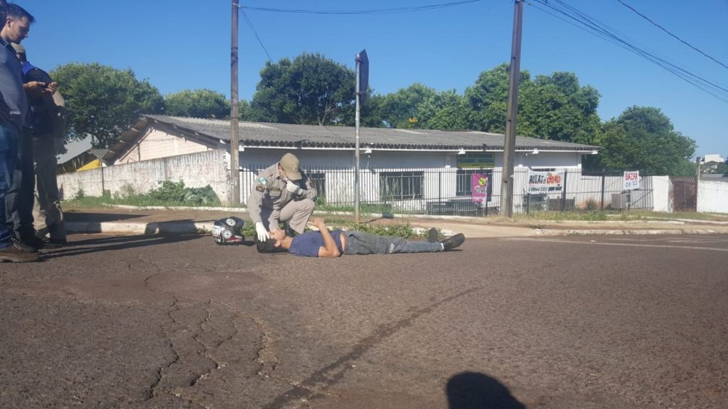 Saveiro e Honda Biz batem em cruzamento no Bairro Pacaembu