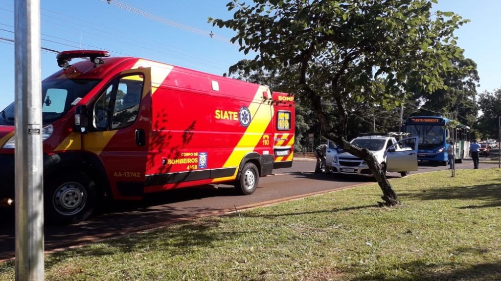 Montana e ônibus do transporte coletivo batem na Avenida Tancredo Neves