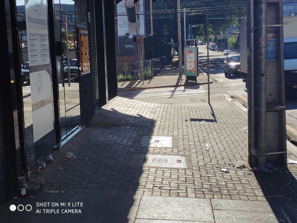 Rua Paraná, esquina com a Rua Pio XII: Sujeira volta a ser alvo de reclamação