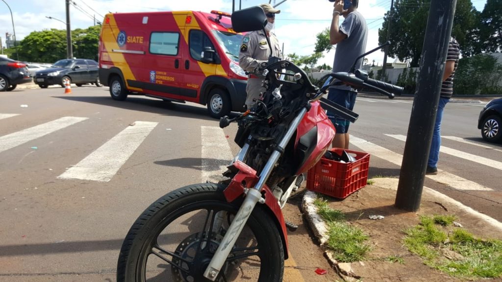 Durante conversão, Gol atinge motociclista na Avenida Carlos Gomes