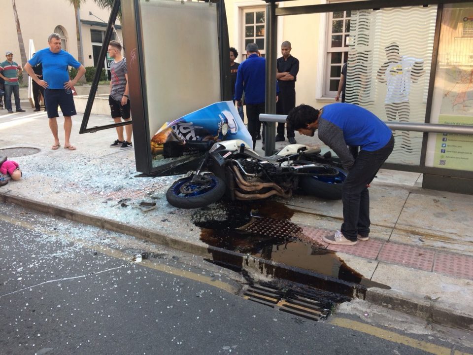 Curitiba: Motociclista que atropelou três é condenado a pagar R$ 7 mil para as vítimas