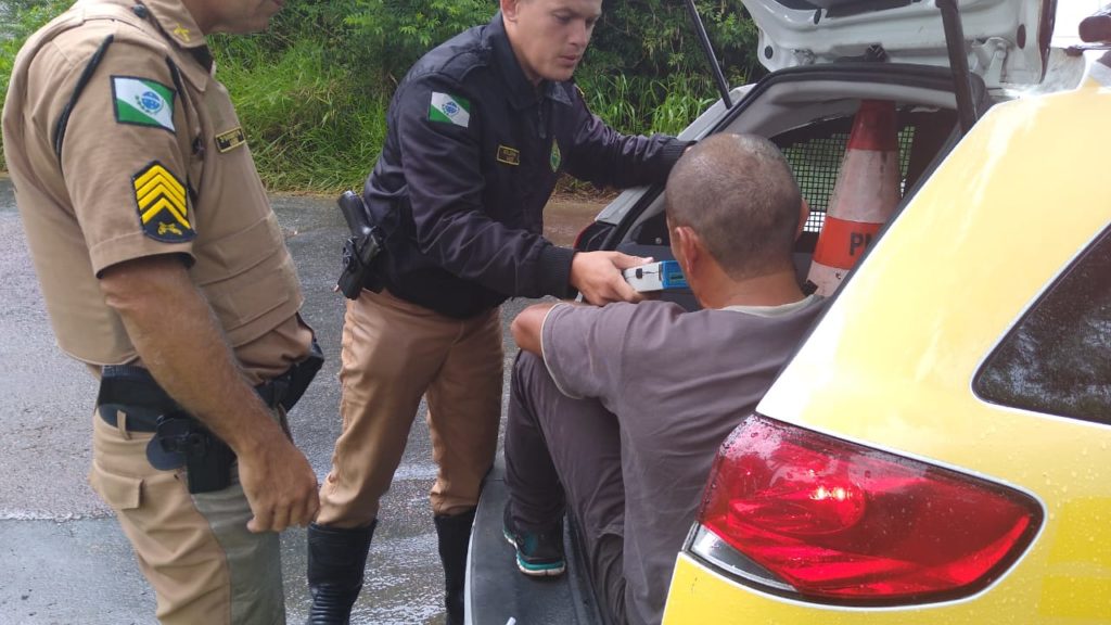 Repórter acorda motorista embriagado que dormia no carro após bater em poste