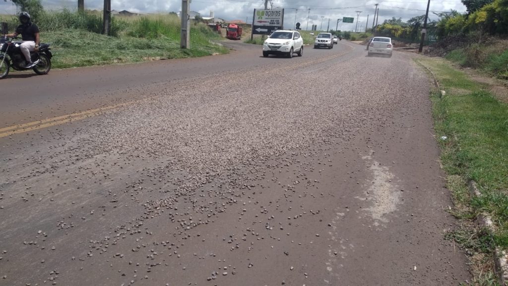 Pedras espalhadas na Rua Jorge Lacerda preocupam internauta
