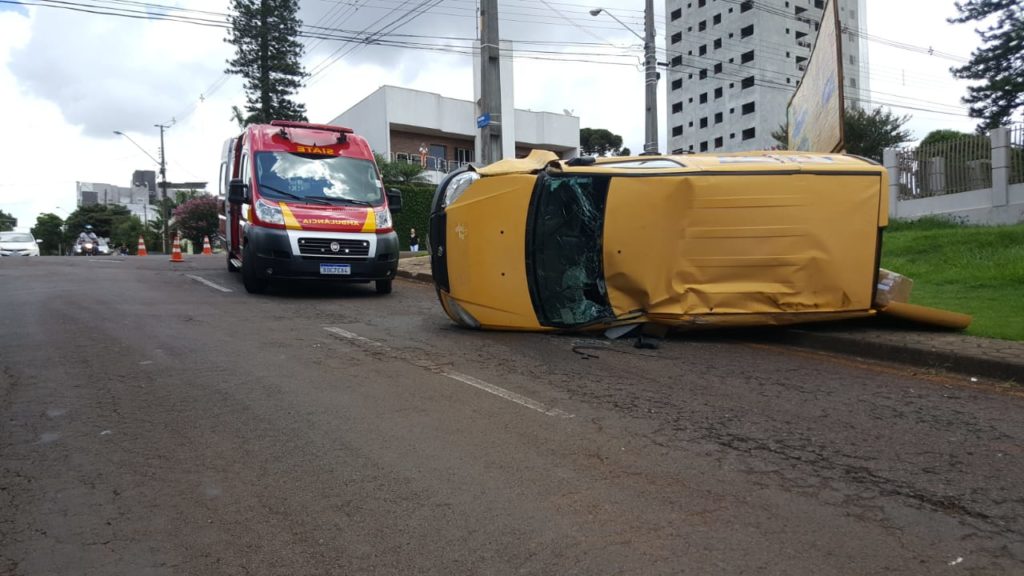 Veículo dos Correios capota em colisão de trânsito no centro de Cascavel