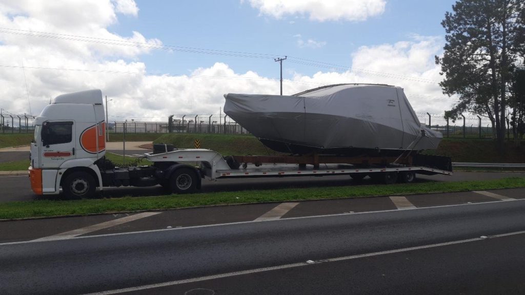PRF autua transporte irregular de lancha em Ponta Grossa