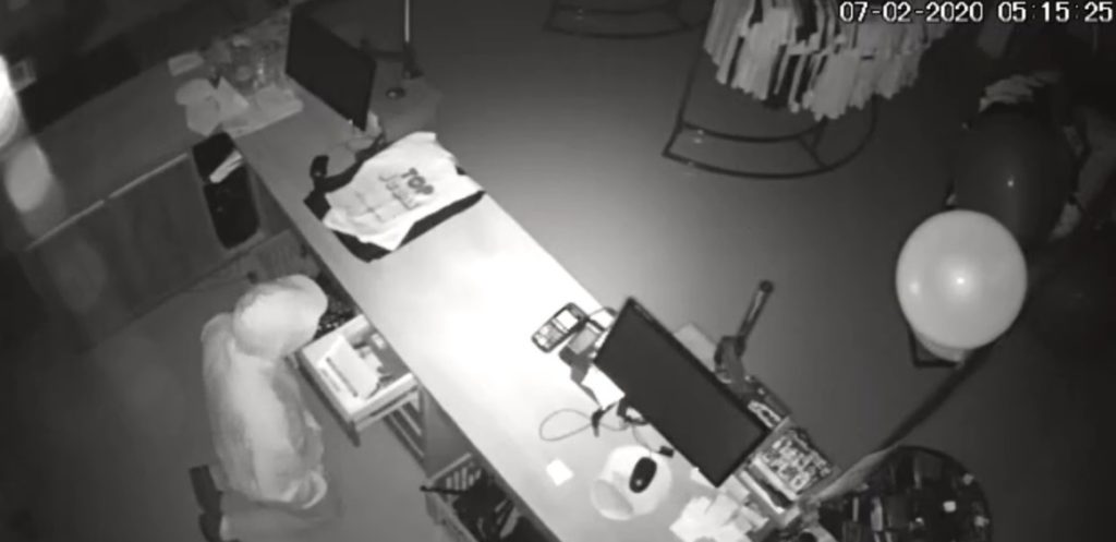 Indivíduo arromba e furta loja durante a madrugada em São Miguel do Iguaçu; veja o vídeo