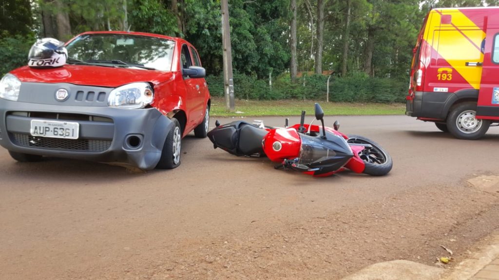 Motociclista se envolve em colisão com carro no Brasília