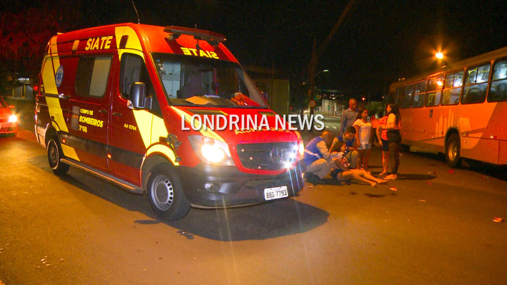 Colisão de moto contra ônibus do transporte público deixa casal ferido em Londrina
