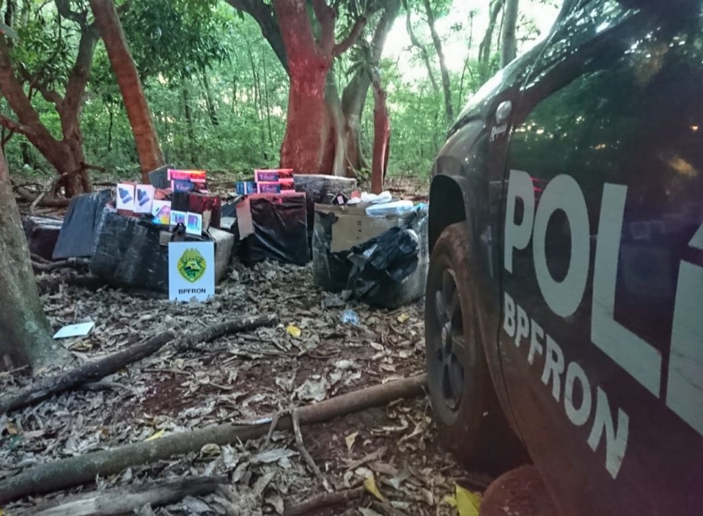 BPFron localiza carro furtado e produtos contrabandeados em São Miguel do Iguaçu