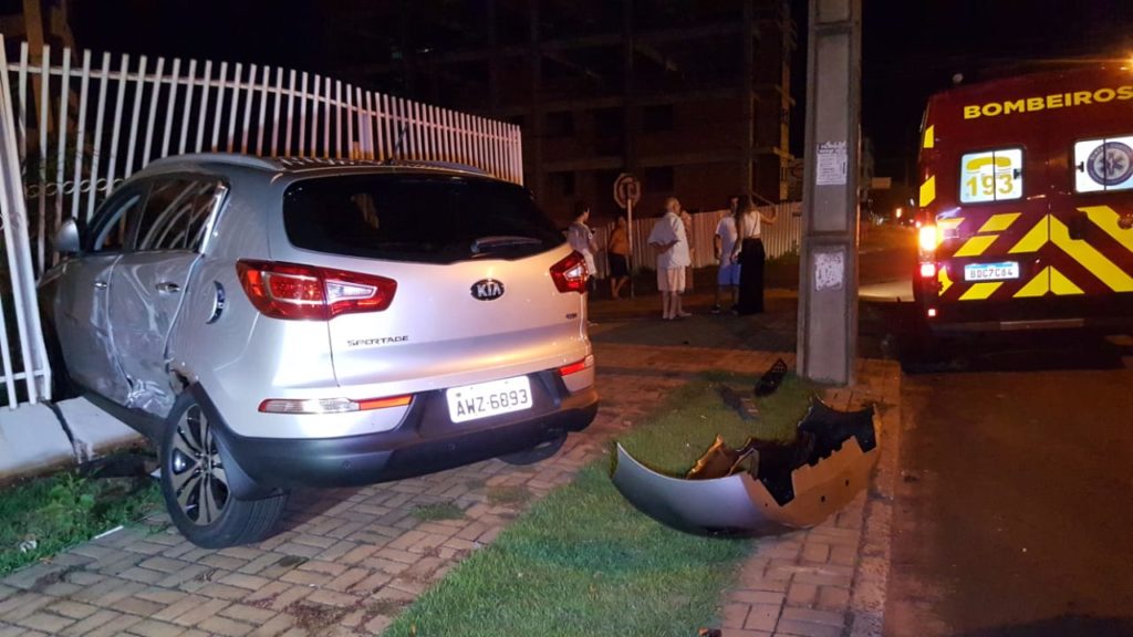 Caminhonete atinge cerca em forte colisão na Rua Manaus