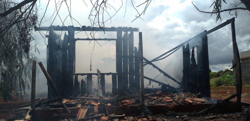 Você pode ajudar? Arrecadação é feita em prol de mãe e filha que perderam casa em incêndio