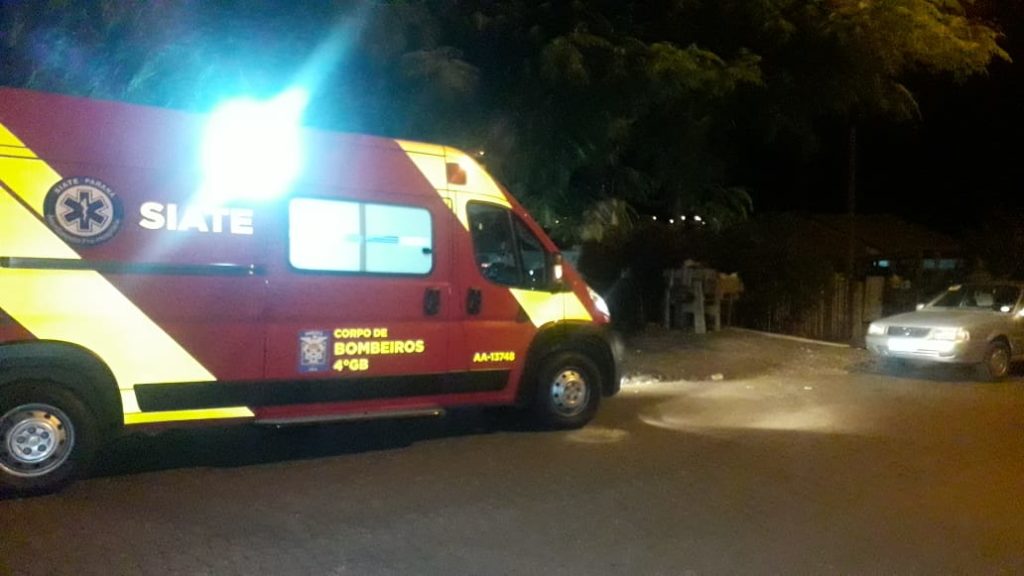 Rapaz de 27 anos cai de moto e fica ferido na Rua Pombo Correio