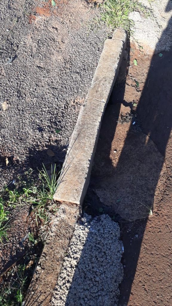 Moradora da Rua Altemar Dutra reclama de bueiros entupidos
