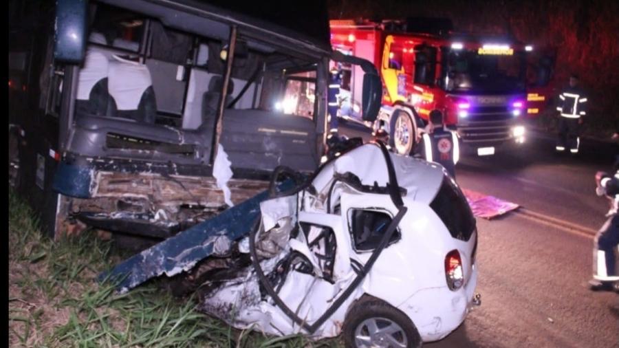 Quatro pessoas da mesma família morrem em batida entre carro e ônibus em Maringá