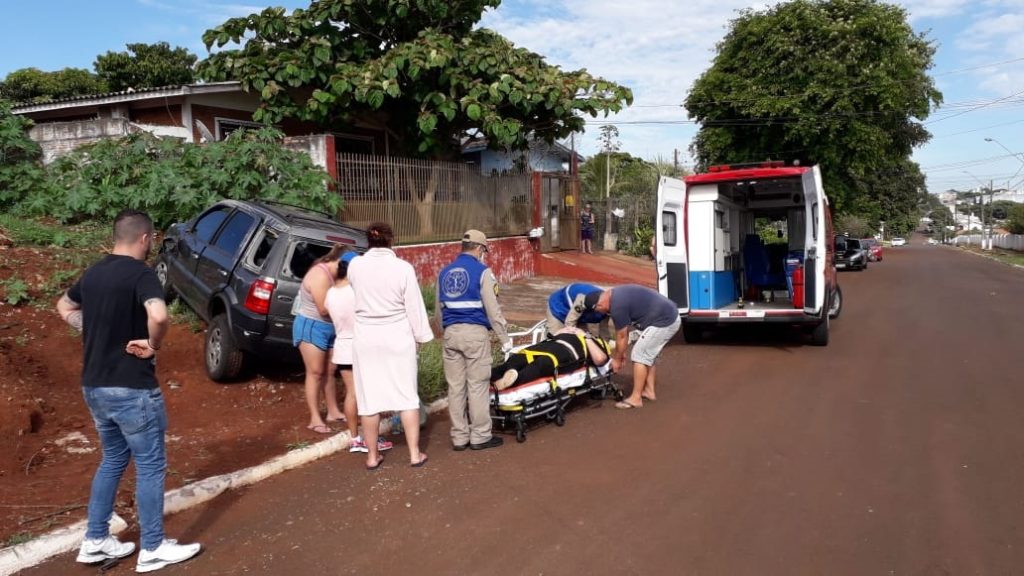 EcoSport capota em acidente de trânsito, no Bairro São Cristóvão