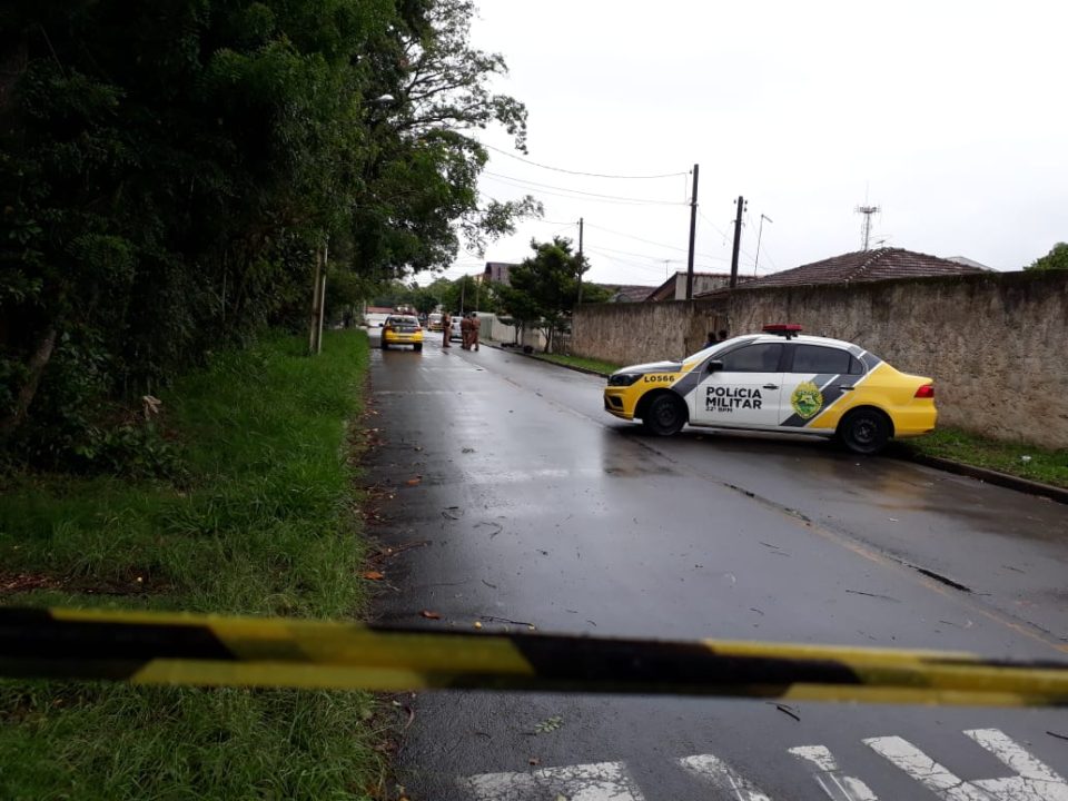 Moradores ouvem tiros e encontram corpo de jovem morto a tiros em Pinhais