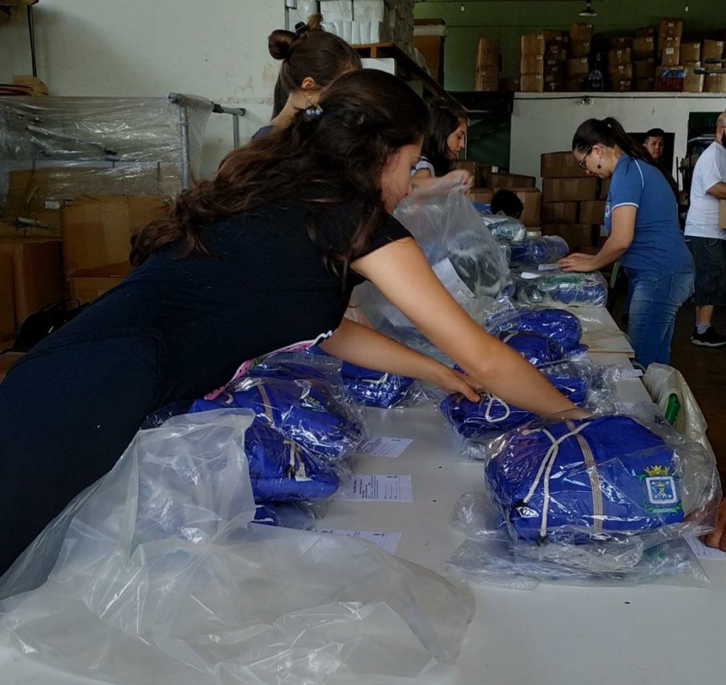 Cascavel inicia entrega de mais de 30 mil uniformes