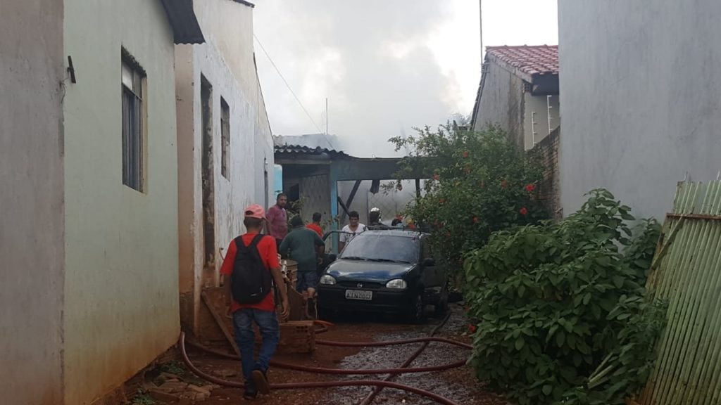 Corpo de Bombeiros combate incêndio em residência no Bairro Santa Cruz