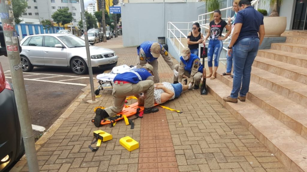 Mulher fica ferida ao cair de escada, na Rua Paraná