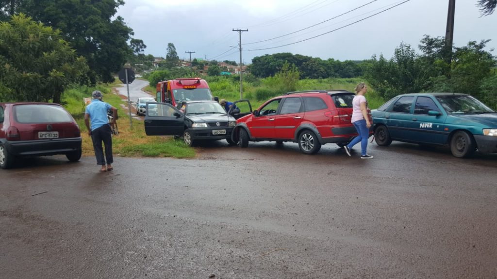 Carros batem no Interlagos e mulher fica ferida