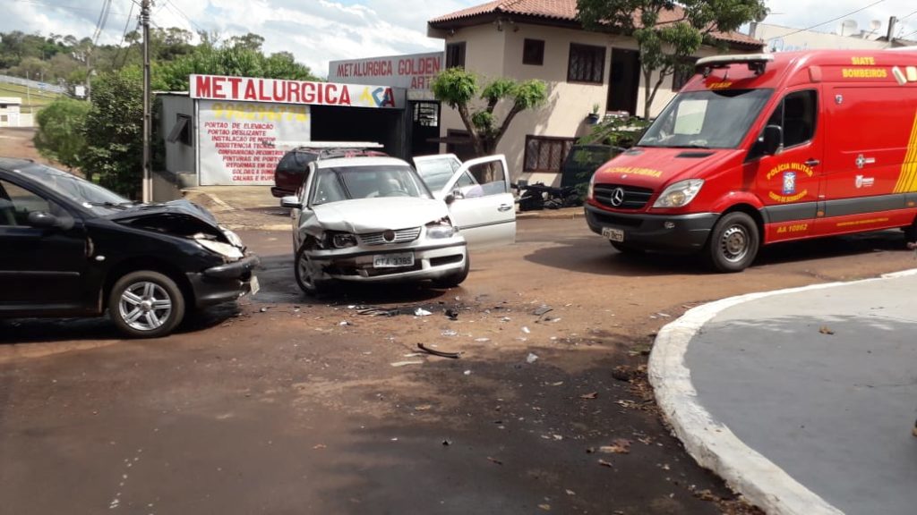 Carros se envolvem em colisão no Bairro Turisparque
