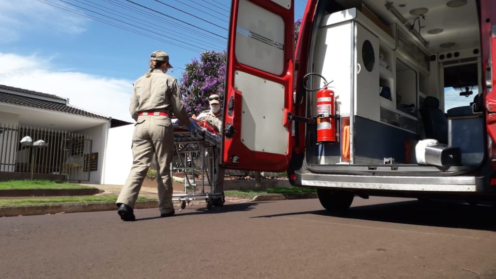 Menino de três anos fica ferido após cair de cama