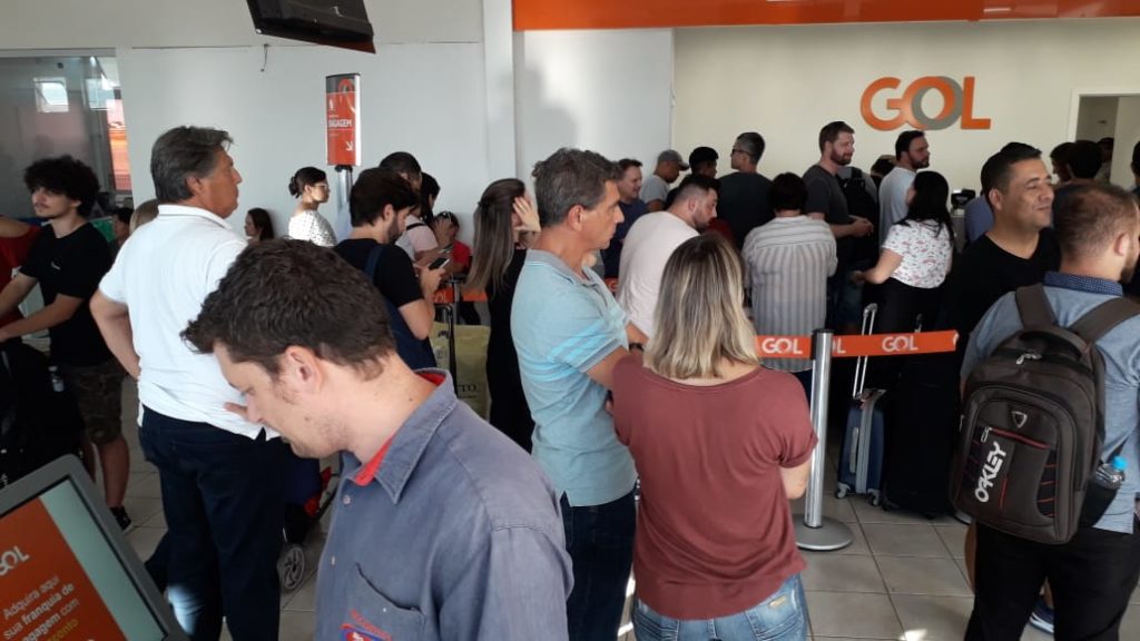 Cancelamento de voo deixa terminal do aeroporto lotado e passageiros indignados